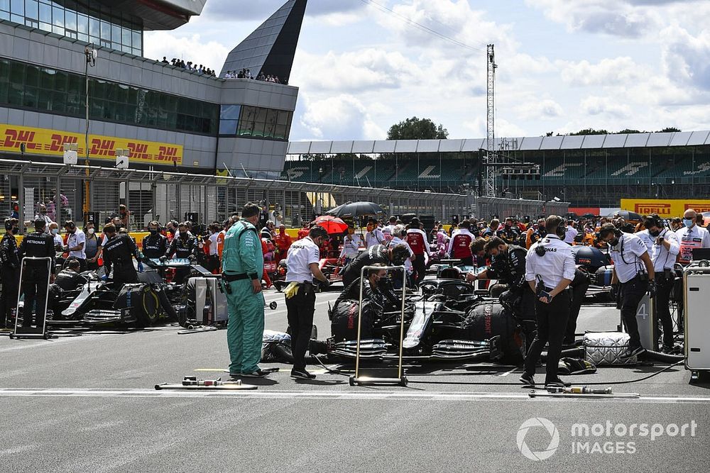 Des mécaniciens préparent Lewis Hamilton, Mercedes F1 W11, et Valtteri Bottas, Mercedes F1 W11, sur la première ligne de la grille