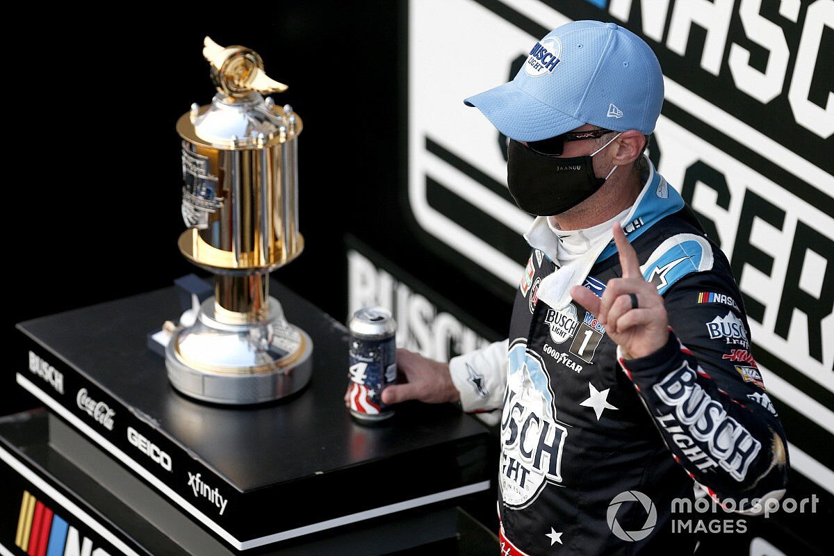 NASCAR: Após disputa insana, Harvick segura Kyle Busch e vence em Bristol