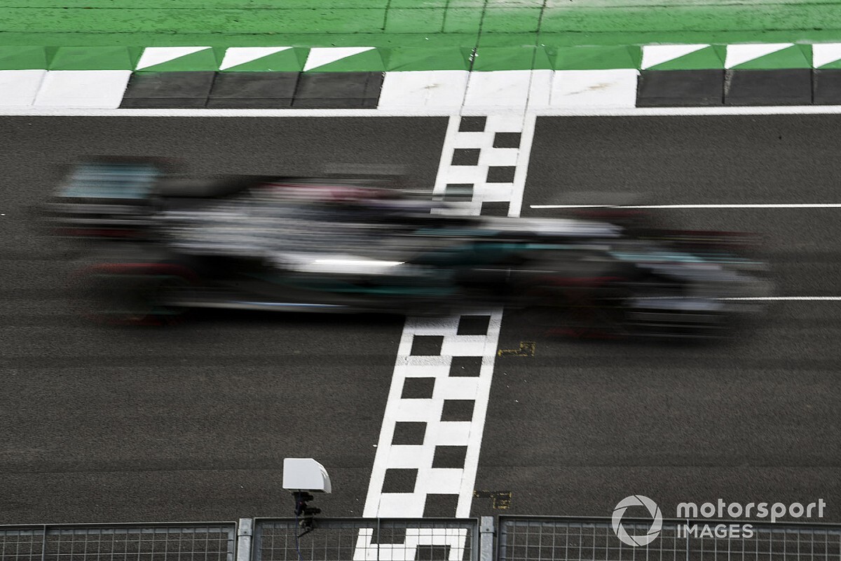 Hamilton, isminin Silverstone düzlüğüne verilmesine "inanamıyor"