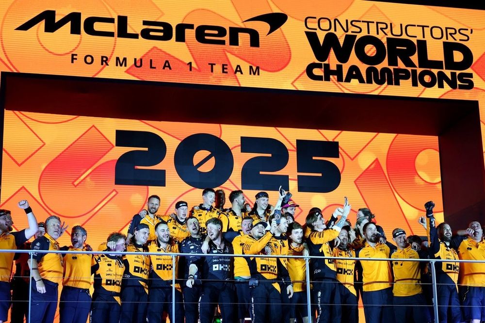 A equipe McLaren comemora ap&oacute;s garantir a vit&oacute;ria no Campeonato de Construtores