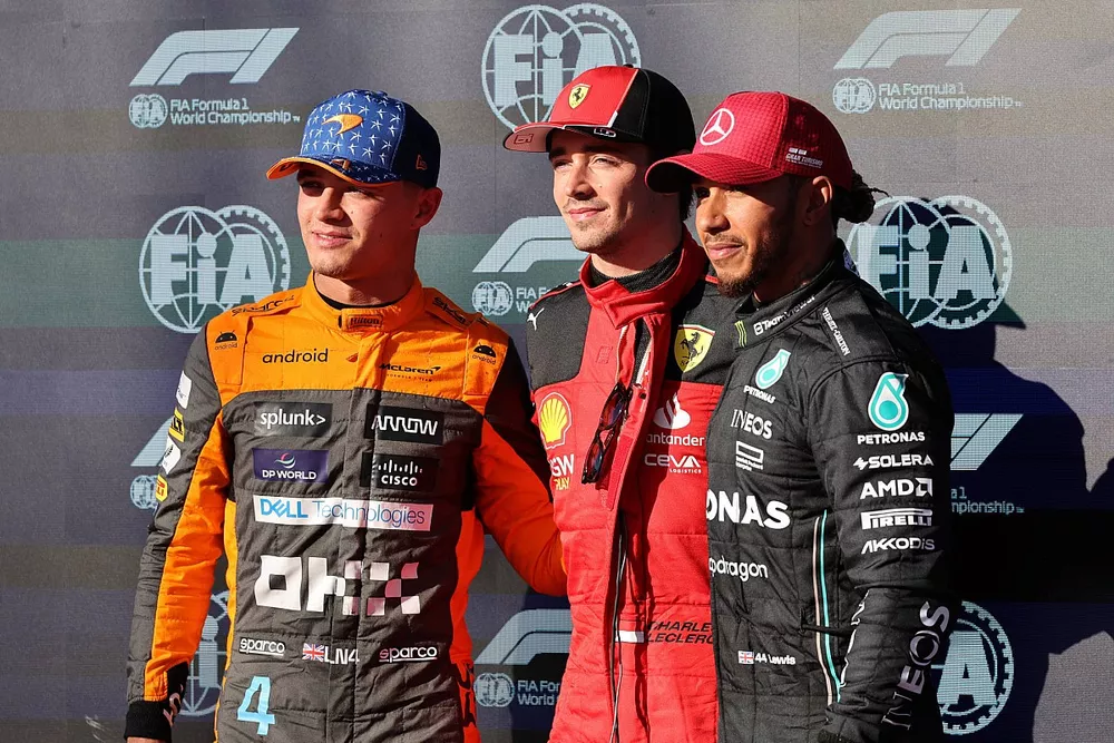 İlk üç sıralama Lando Norris, McLaren, pole adamı Charles Leclerc, Scuderia Ferrari, Lewis Hamilton, Mercedes-AMG