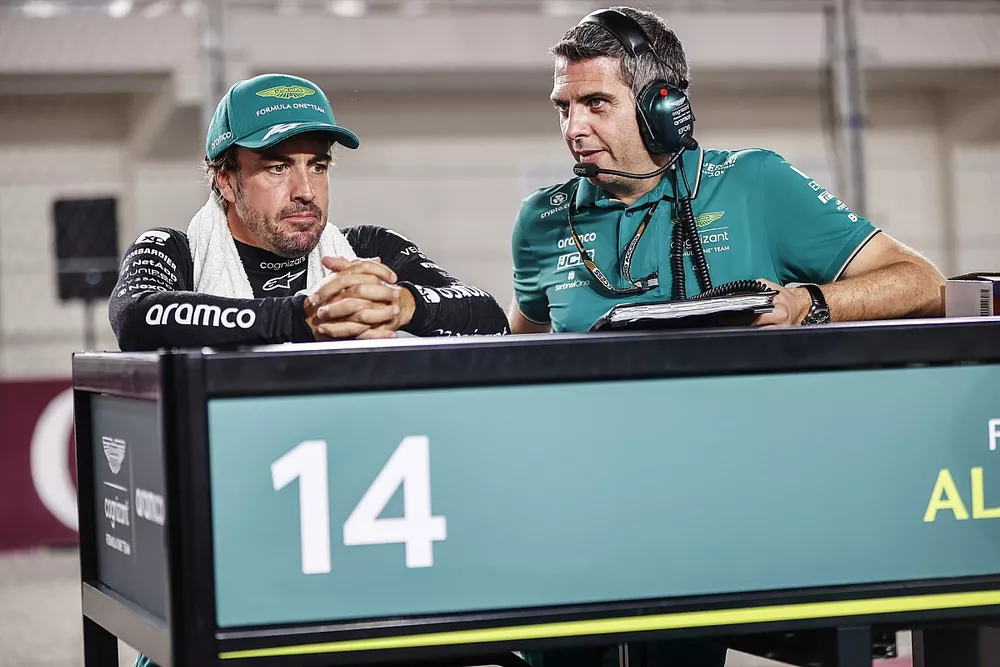 Fernando Alonso, Aston Martin F1 Team, en la parrilla con su ingeniero