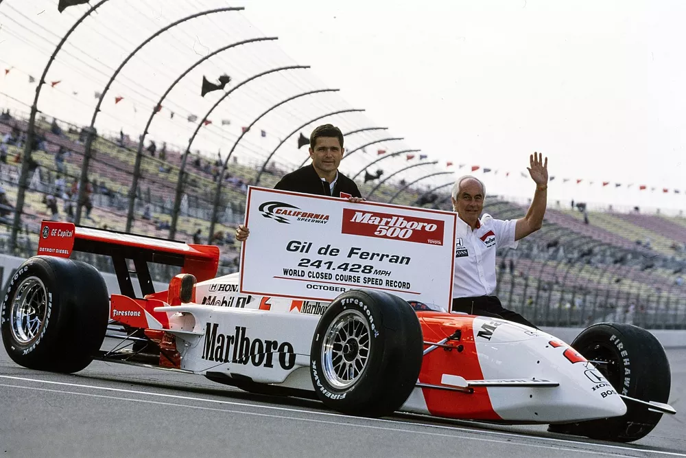 Gil de Ferran celebrates breaking the world closed course speed record with Roger Penske on his Team Penske Reynard 2KI Honda, after setting a speed of 241.428mph average
