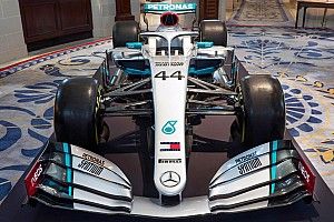 Fotos: Mercedes estrena decoración en su coche para 2020