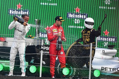 Vettel ne ha per tutti, dal ragazzo selfie ai trofei "di m..."