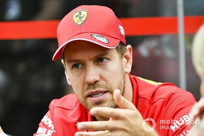 Vettel nem feltétlenül mindenki szeme láttára akart gratulálni Hamiltonnak