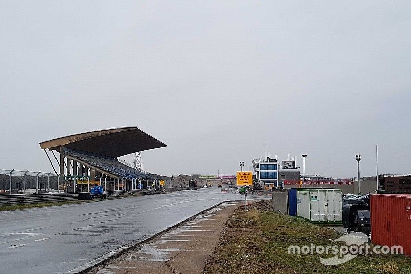 Kezd F1-es pályára hasonlítani Zandvoort – így áll most! (videó)