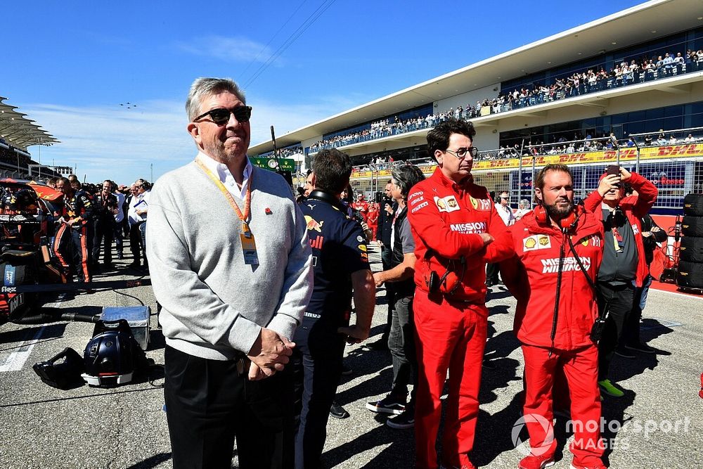 Ross Brawn, Managing Director di Motorsports, FOM, e Mattia Binotto, Team Principal Ferrari sulla griglia