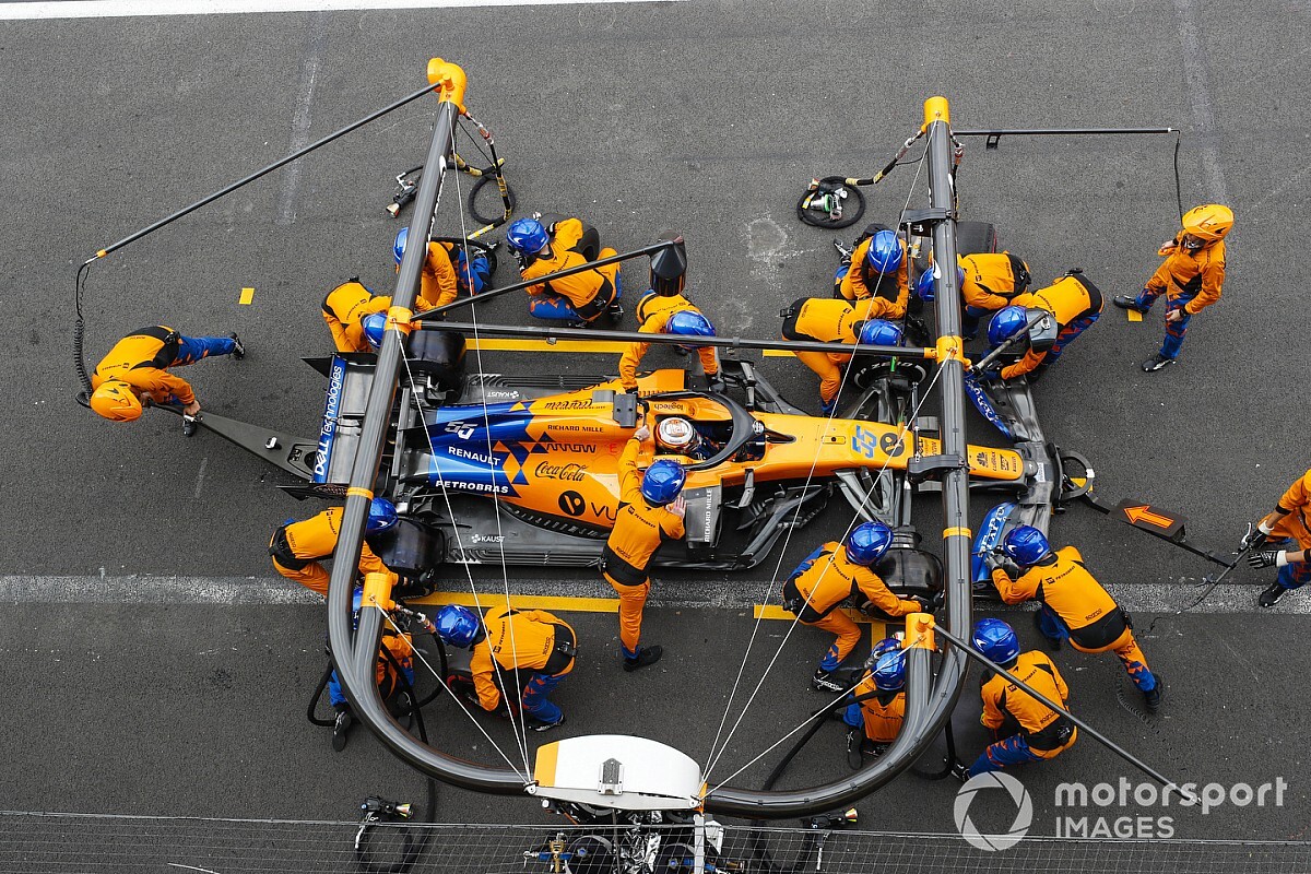 Sainz nagy biztonsági intézkedések mellett tesztelheti az F3-as autót