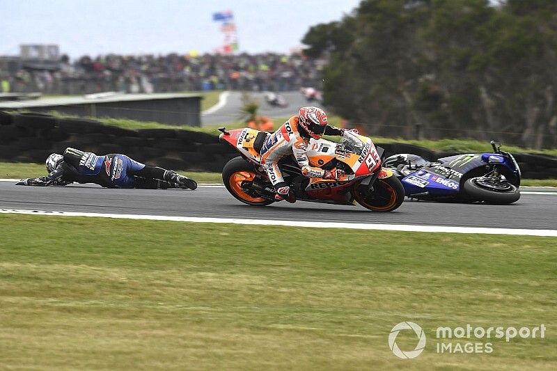 Marc Marquez, Repsol Honda Team, Maverick Vinales, Yamaha Factory Racing crash in de achtergrond