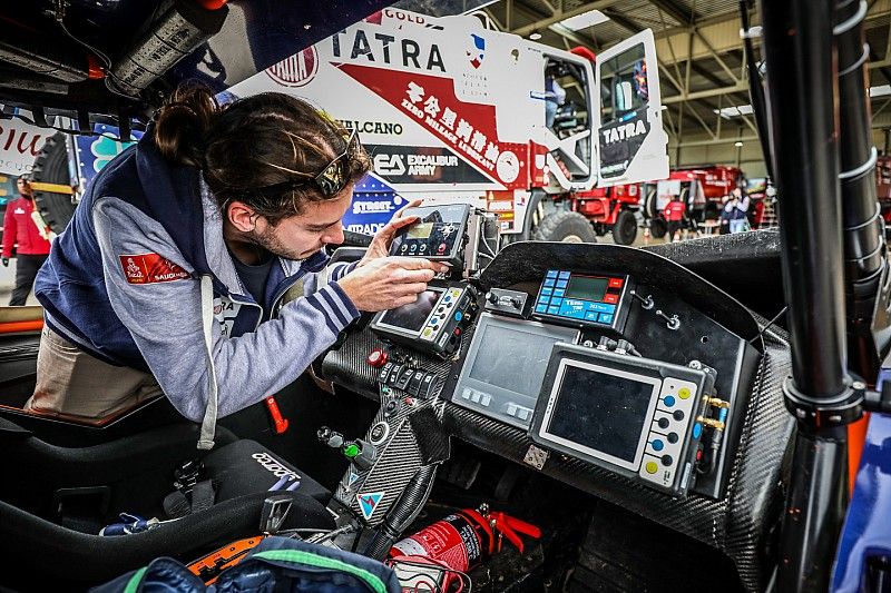 Verificaciones en Paul Ricard antes del embarque del Dakar 2020