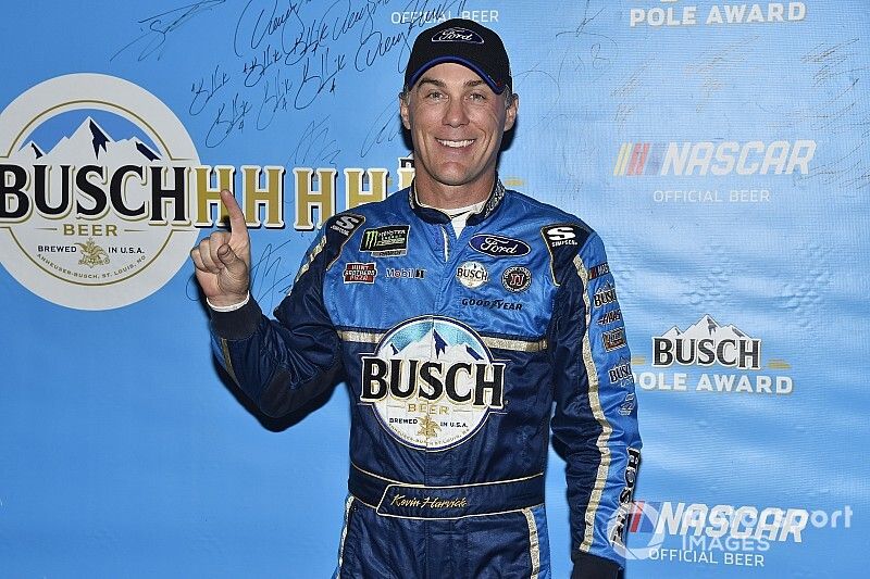 Ganador de la pole Kevin Harvick, Stewart-Haas Racing, Ford Mustang Busch Beer / Ducks Unlimited