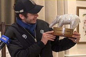 'Striscia' premia Valentino Rossi con un Tapiro di... diamanti!