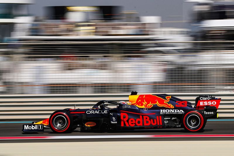 Verstappen begint sterk aan F1-finale met toptijd in eerste training