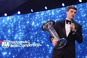 Verstappen, Abu Dhabi GP'nin son turunda çok fazla acı çekmiş