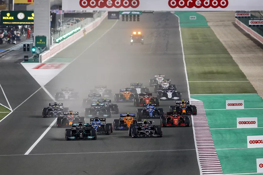 Lewis Hamilton, Mercedes W12, Pierre Gasly, AlphaTauri AT02, Fernando Alonso, Alpine A521, Lando Norris, McLaren MCL35M, and the rest of the field away at the start