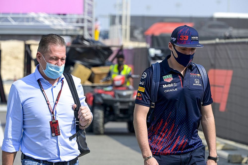 McLaren cree que la FIA sienta precedente sin sancionar a Verstappen
