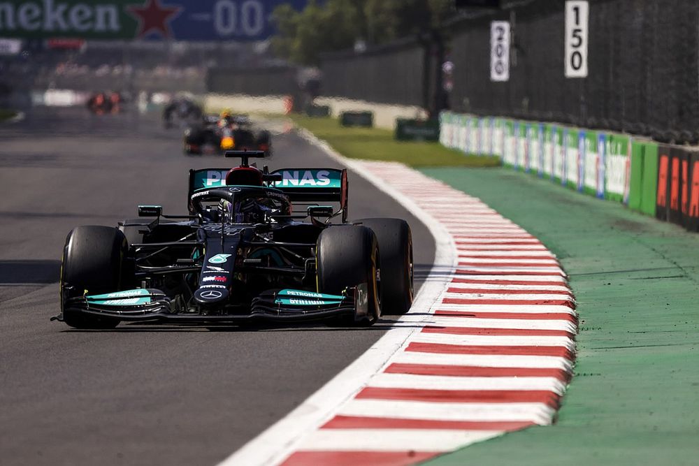 Hamilton kénytelen volt magyarázkodni a perezes megjegyzése miatt