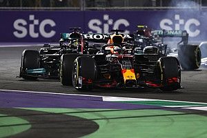 Verstappen krijgt extra tijdstraf voor aanvaring met Hamilton