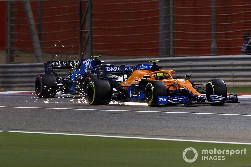 Lando Norris, McLaren MCL35M, Nicholas Latifi, Williams FW43B, mentre volano scintille