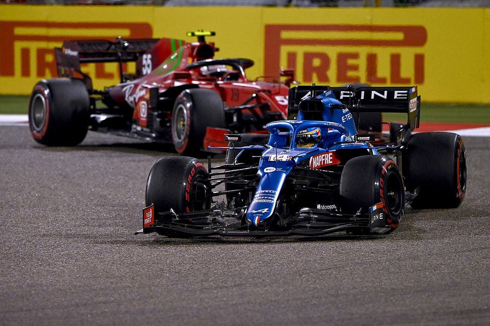 Fernando Alonso, Alpine A521, Carlos Sainz Jr., Ferrari SF21