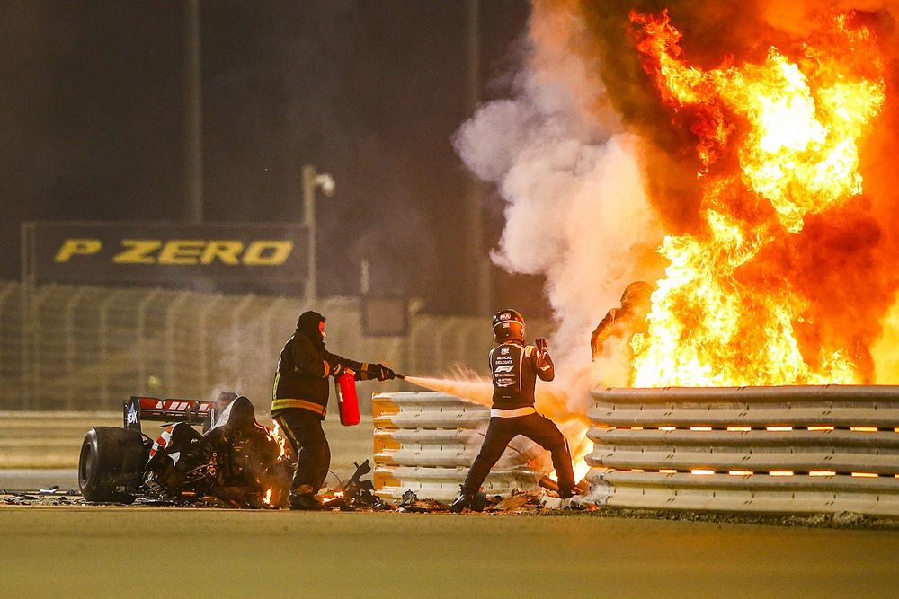 Grosjean ontsnapt aan vlammenzee in angstaanjagende crash Bahrein