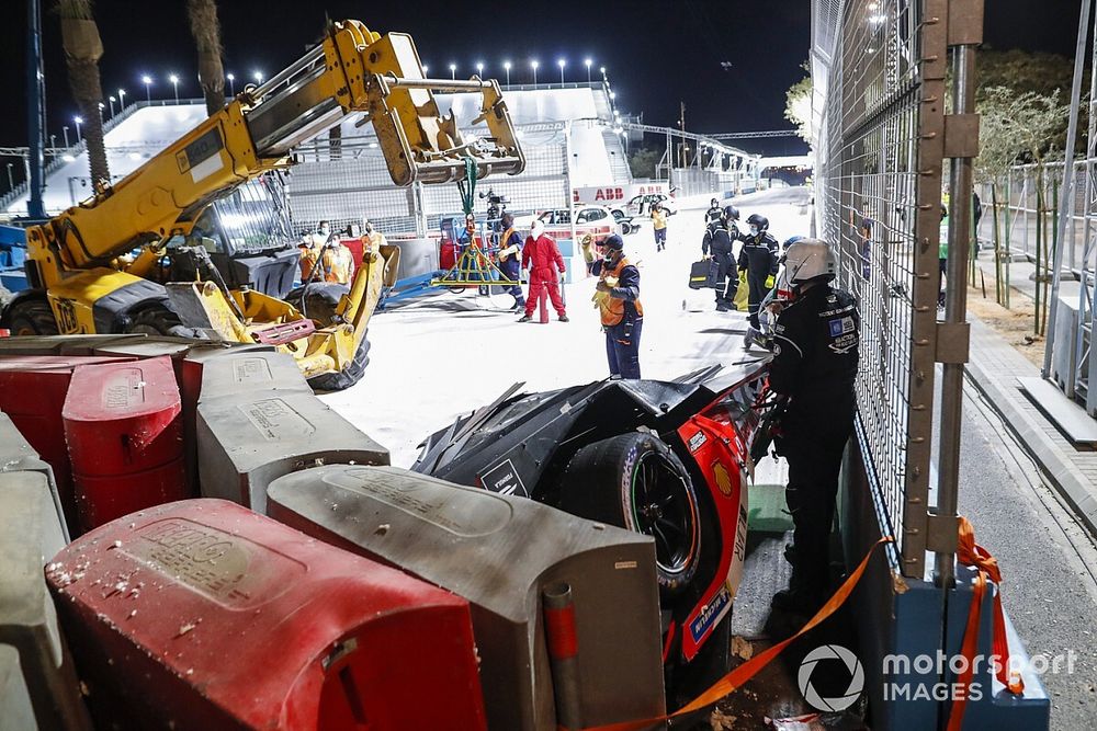 Marshals work to recover the car of Alex Lynn, Mahindra Racing, M7Electro 