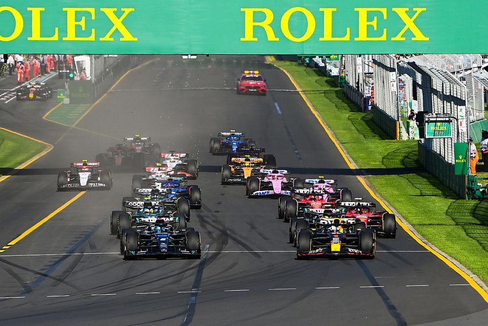 Max Verstappen, Red Bull Racing RB19, George Russell, Mercedes F1 W14, Lewis Hamilton, Mercedes F1 W14, Fernando Alonso, Aston Martin AMR23, Carlos Sainz, Ferrari SF-23, Charles Leclerc, Ferrari SF-23, el resto de la parrilla en la salida.