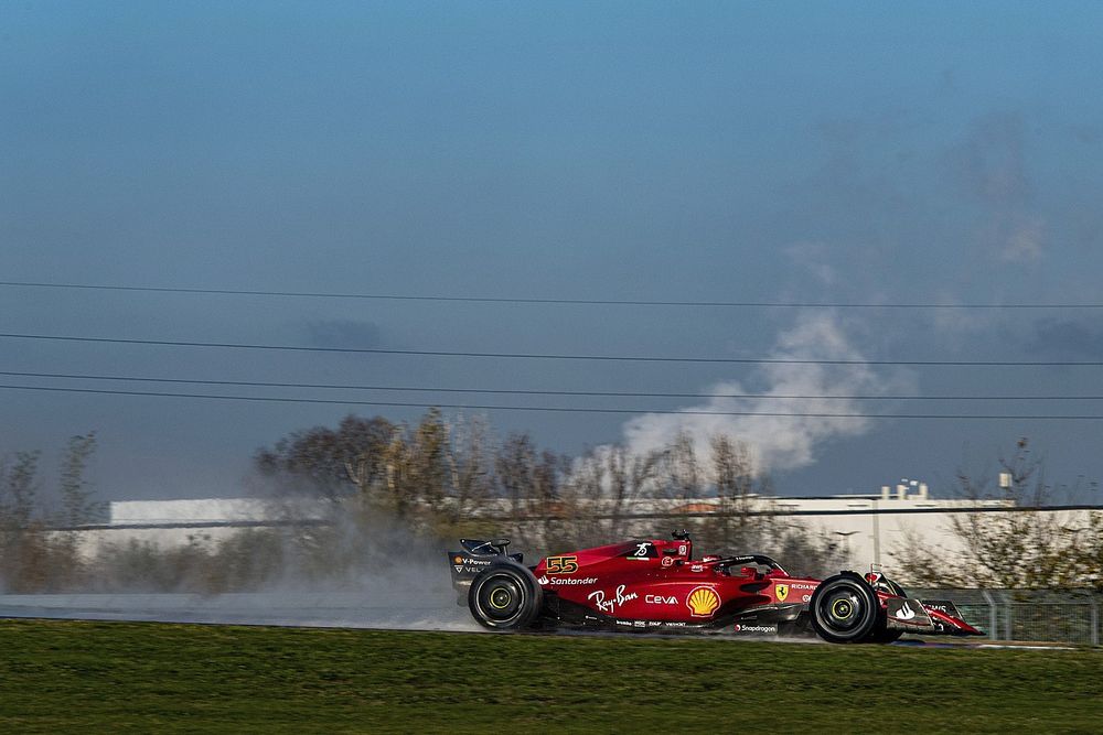 Sainz test regenbanden Pirelli voor 2023 op Fiorano