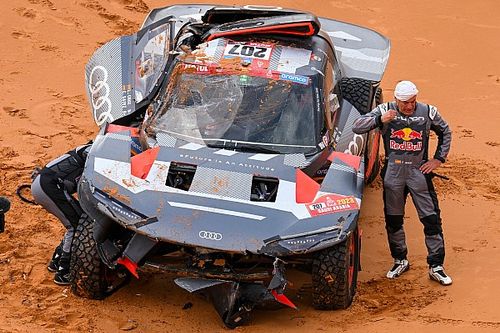 Carlos Sainz se fracturó "las vértebras T5 y T6" en el Dakar 2023