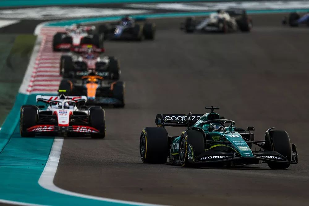 Lance Stroll, Aston Martin AMR22, Mick Schumacher, Haas VF-22