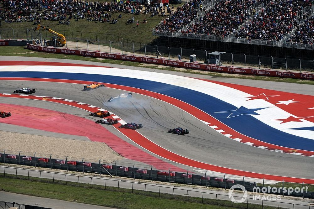 Alonso kiakadása a rajtot követően: nagyot kapott a McLarennel (videó)