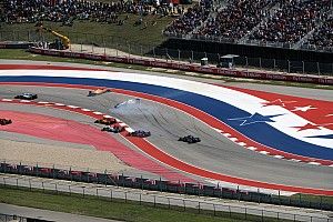 Alonso kiakadása a rajtot követően: nagyot kapott a McLarennel (videó)