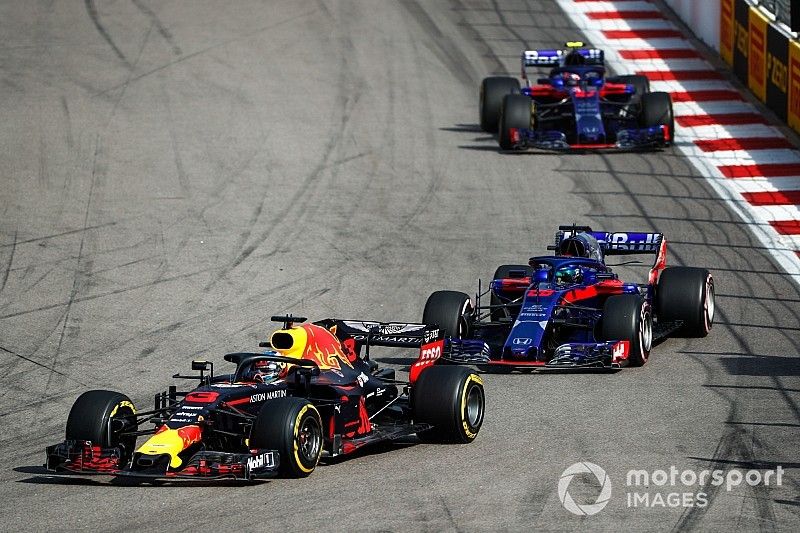 Daniel Ricciardo, Red Bull Racing RB14, leads Brendon Hartley, Toro Rosso STR13, and Pierre Gasly, Scuderia Toro Rosso STR13