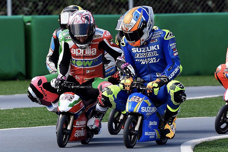 Гонщики MotoGP провели заезд на мини-байках. Выглядит очень смешно