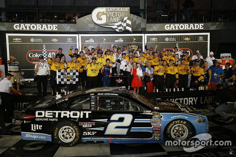 Keselowski sobrevive y vence en Daytona