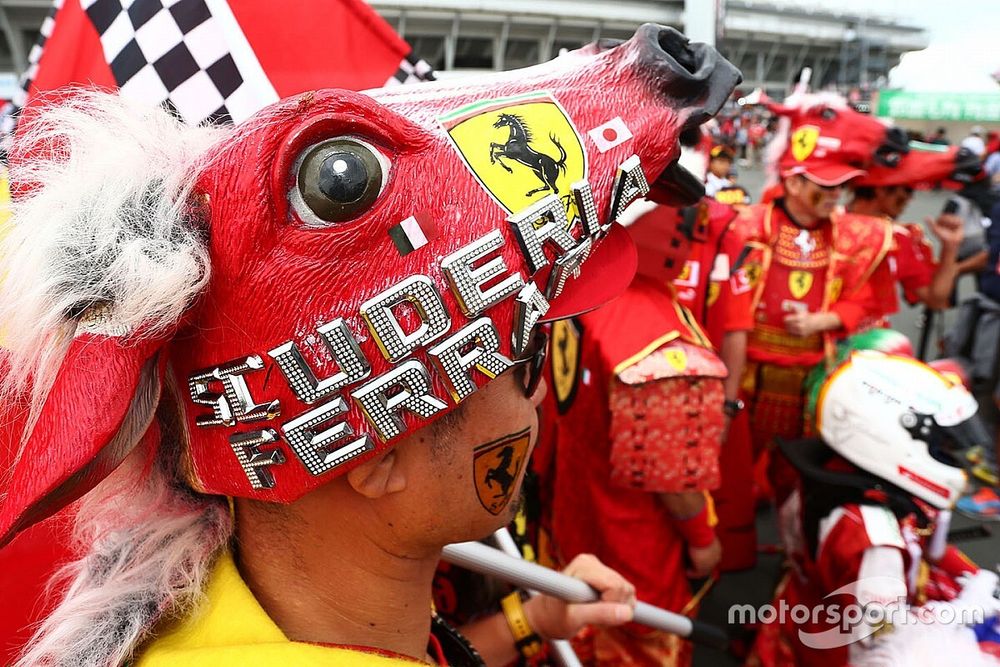 После аварии Леклера и Феттеля на Ferrari сошла лавина мемов. В них есть даже вишневая «девятка»!