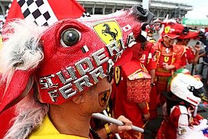 После аварии Леклера и Феттеля на Ferrari сошла лавина мемов. В них есть даже вишневая «девятка»!