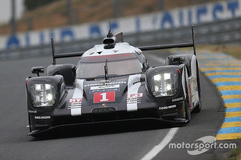 Porsche 919 Hybrid going over 320 km/h on a country road