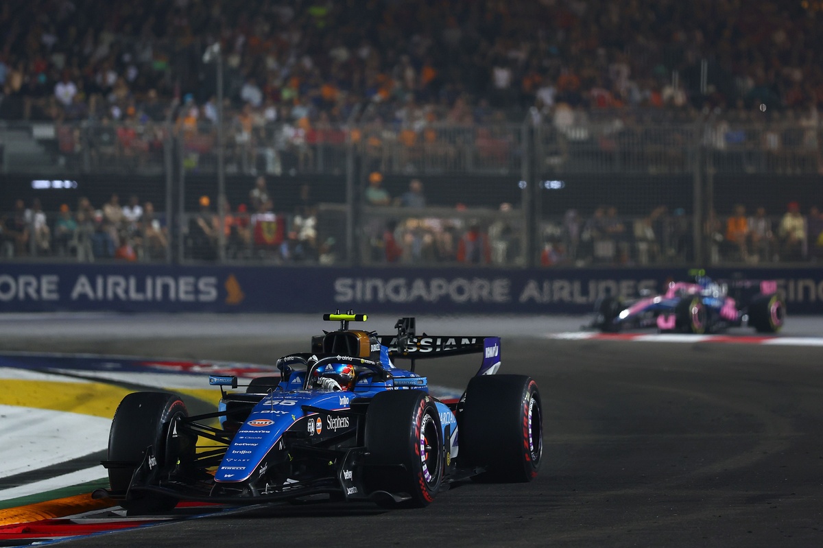 Carlos Sainz se muestra pesimista: "El FW48 seguirá igual hasta final de año"