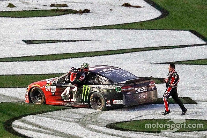 Ganador Kurt Busch, Stewart-Haas Racing Ford