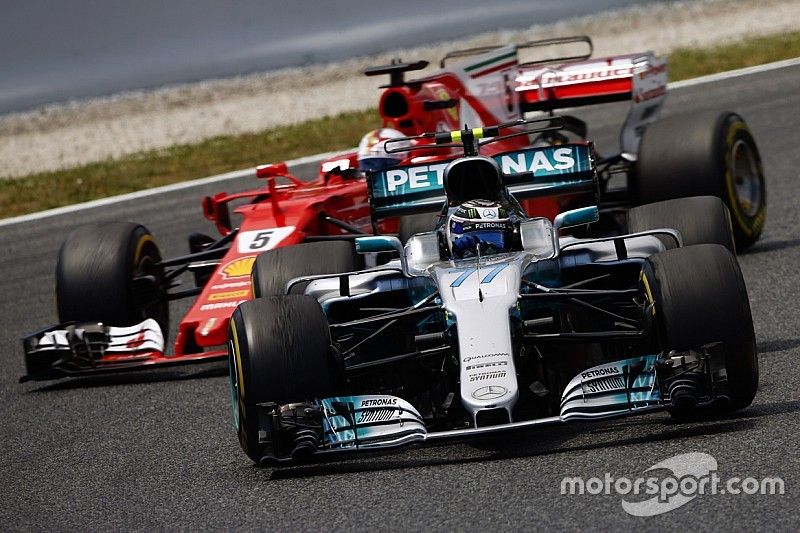 Valtteri Bottas, Mercedes AMG F1 W08, Sebastian Vettel, Ferrari SF70H