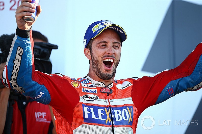 Dovizioso gana en Silverstone el día en que la Honda de Márquez revienta