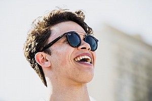 De Vries dolgelukkig met eerste F2-zege: "Meest speciale tot nu toe"