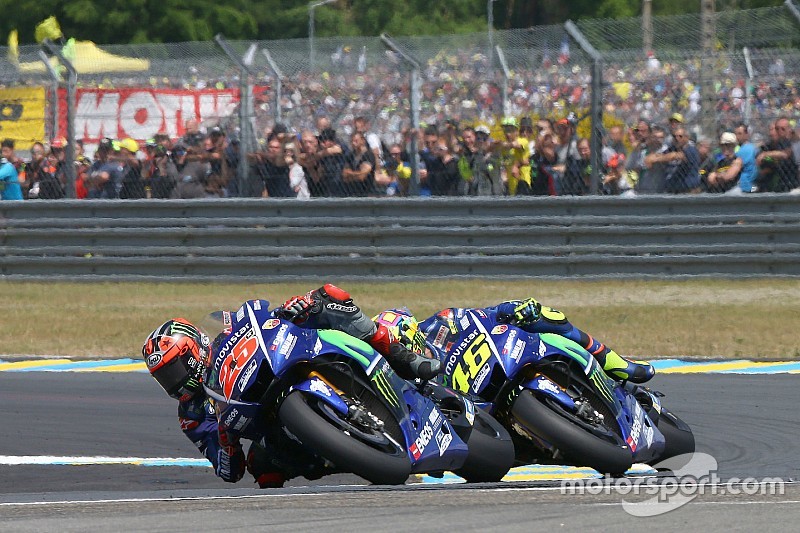 Vinales bermaksud menyalip Rossi di tikungan terakhir