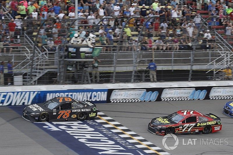 Martin Truex Jr., Furniture Row Racing Toyota, Erik Jones, Furniture Row Racing Toyota, restart