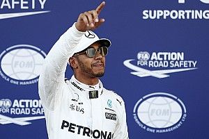 Hamilton op pole in Baku na zinderende kwalificatie, Verstappen vijfde
