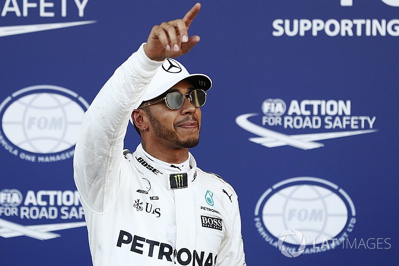 Hamilton op pole in Baku na zinderende kwalificatie, Verstappen vijfde