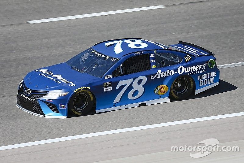 Truex Jr vince in Kansas tra tanti incidenti, Almirola finisce in ospedale