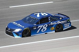 Truex Jr vince in Kansas tra tanti incidenti, Almirola finisce in ospedale